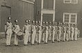 Tamboers en een pijper vieren het 260-jarig bestaan van het Korps Mariniers op de binnenplaats van de kazerne in 1925.