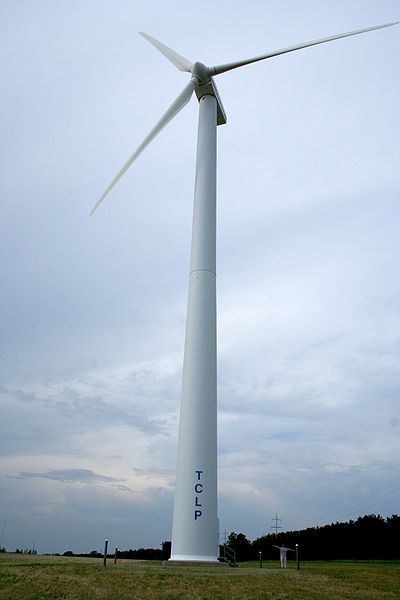 400px-Traverse_City_wind_turbine_6515156