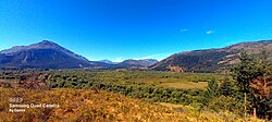 Los cerros Pirque y Currumahuida mirando hacia el Hoyo con un extenso bosque en sus bajos.