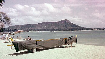 Praia de Waikiki em frente para Diamond Head, 1958