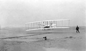 אחת הטיסות הראשונות שביצעו האחים רייט במטוסם הראשון. קיטי הוק, קרוליינה הצפונית, 17 בדצמבר 1903.