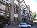 Синагога фотографисана са бочне стране где се у позадини види јеврејска школа. Са друге стране налази се балетска школа.