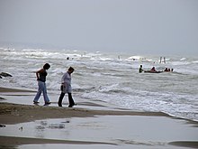 عکس از عدم توجه به قوانین مربوط به حجاب در ایران و حضور بدون حجاب زنان در ساحل دریای خزر