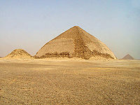 De kleinere piramide en de knikpiramide met de rode piramide op de achtergrond