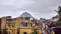 सेतूर का दृश्य जिसमें पृष्ठभूमि में कूमचीमलई (पहाड़) दिख रहा है