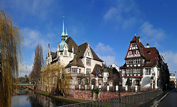 Le lycée international des Pontonniers, à Strasbourg (Alsace). (définition réelle 8 107 × 4 942)
