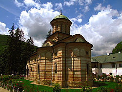 Католиконът е близнак на Лазарица (църква).