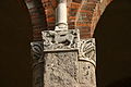 回廊部の柱頭彫刻。グリフォン[3]