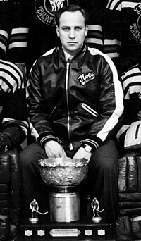 Valmentaja Honkavaara Kanada-maljan kanssa vuonna 1957.