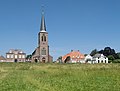 Appeltern, Blick auf den Maasdijk mit Kirche (die Sint-Servatiuskerk)