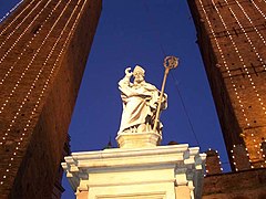 Una estatua de San Petronio, en Bolonia