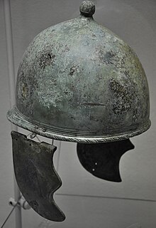 Montefortino type helmet, The Archaeological Civic Museum (MCA) of Bologna Bologna Museo Civico Archeologico Etruskische bronzen helm - necropole benacci 26-04-2012 12-11-14.JPG