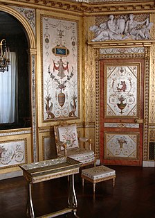 Будоар на кралицата (1786 г.), проектиран за кралица Мария-Антоанета. Работната маса с форма на корито, дело на Жан-Анри Рисенер, кралското кресло, копирано от оригинала на Жорж Жакоб, и табуретката за крака, дело на същия мебелист, са оригинални.