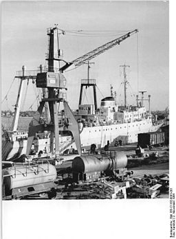 Bundesarchiv Bild 183-C1102-0003-001, Rostock, Überseehafen, Kai des Fischkombinats Rostock