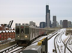 Ein Zug der Red Line nähert sich der Station Cermak-Chinatown