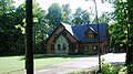 Maison de bois apparent dans le bois et encore dans le village de Roxton Falls