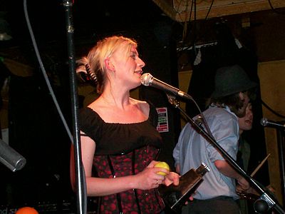 Кеті Дейві[en] — ірландська співачка