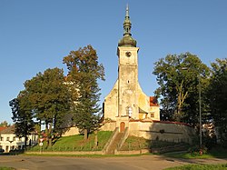 Průčelí kostela sv. Prokopa v Chotětově