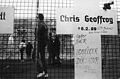 Lápida conmemorativa de Chris Gueffroy. Al fondo está el Muro parcialmente destruido, cerca del Reichstag. Invierno 1989/90.
