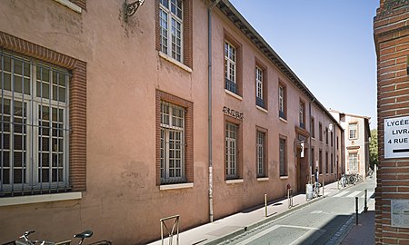 no 17 : façade du conservatoire sur la rue Alexis-Larrey.