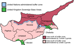 Kyproksen kansallisuusrajat vuonna 2011. Vaaleanpunaiset alueet ovat kreikkalaisten hallinnoimia, tummanpunaiset alueet pohjoisessa turkkilaisia.