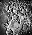 Снимок с борта Аполлона-16. Цепочка кратеров Дэви на снимке отмечена стрелкой.