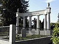 Einzeldenkmale der Sachgesamtheit Michaelisfriedhof: Friedhofskapelle, fünf Grabmale, Denkmal für die Verfolgten des Naziregimes und Kriegerdenkmal für die Gefallenen des Ersten Weltkrieges (siehe auch Sachgesamtheit 09300455)