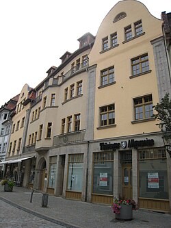 En la domo maldekstra estis dum kelkaj jaroj la de Hatham fondita privata lernejo (Erfurter Straße 22, Arnstadt).