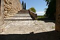 Montée au logis et aux jardins, après le porche médiéval (2008)