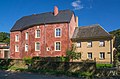 Schlosshof mit nebenstehendem Wohnhaus