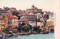 Кварталът „Фенер“ в Цариград с Великата школа на върха на хълма