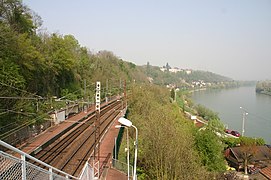 Vue de la gare, le long de la rive gauche de la Seine et sortie du tunnel d'Essonnes à l'arrière-plan.