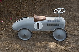 A grey toy car, n°1