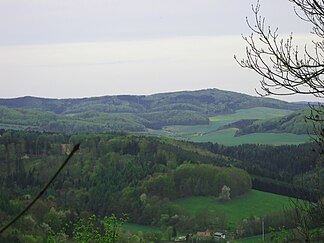 Blick von Marth über das Leinetal mit Eckstieg (vorne) hinweg südsüdostwärts zum Höheberg mit der Junkerkuppe (mittig rechts)