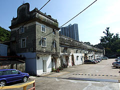 香港沙田嘅曾大屋；佢屋頂嗰度都有對鍋耳形嘅牆。