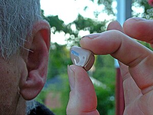 Česky: Naslouchadlo – instalace do ucha Englis...