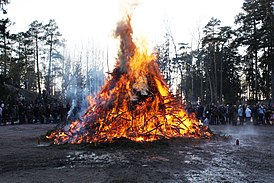 Пасхальный костёр на острове Сеурасаари в 2009 году