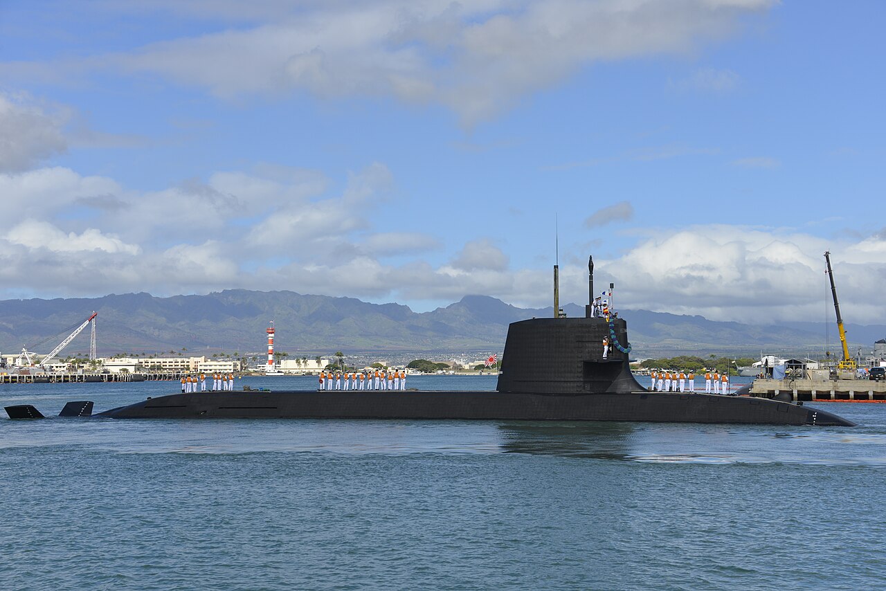 http://upload.wikimedia.org/wikipedia/commons/thumb/9/96/JS_Hakuryu_(SS-503)_arrives_at_Joint_Base_Pearl_Harbor-Hickam_for_a_scheduled_port_visit,_-6_Feb._2013_(YP255-023).jpg/1280px-JS_Hakuryu_(SS-503)_arrives_at_Joint_Base_Pearl_Harbor-Hickam_for_a_scheduled_port_visit,_-6_Feb._2013_(YP255-023).jpg