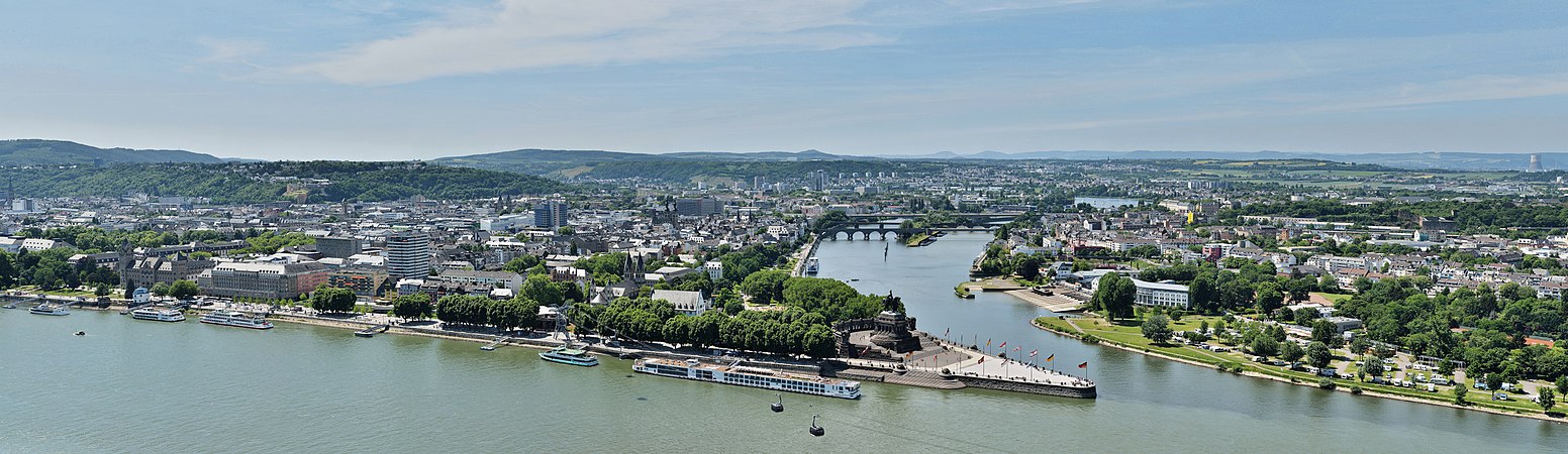 Vue depuis la forteresse : la ville de Coblence, et le confluent du Rhin et de la Moselle