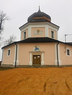 Kostel sv. Barbory s hlavním, jižním vstupem
