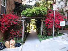 Macondray Lane entrance off of Jones Street