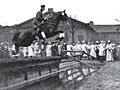 Saut d'obstacles devant un public dans la cour de l'institut d'équitation, 1909