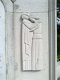 Twee huilende vrouwen zoeken steun bij elkaar (detailopname van het monument)