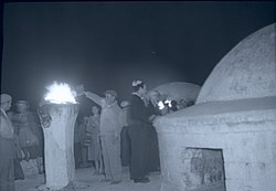 מתפללים מדליקים נרות בעת הילולת הרשב"י, 1953