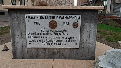 U munumentu ai alpìn da Pria e da valà du Marémula, a targa cummemuratîva in lengua ligüre (Dialettu da Prìa)