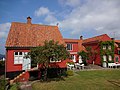 Oluf Høst Museum vom Garten aus, Ostsee im Hintergrund