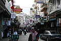 Een straat in Nablus richting de Oude Stad. Op de achtergrond de Minaret van de An-Nasr moskee (2008)