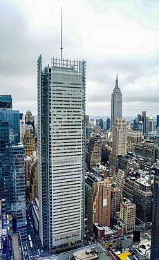 Нью-Йорк Таймс Билдинг, артқы жағында Эмпайр-Стейт-Билдинг ғимараты.