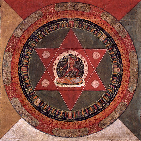 Archivo:Painted 19th century Tibetan mandala of the Naropa tradition, Vajrayogini stands in the center of two crossed red triangles, Rubin Museum of Art.jpg