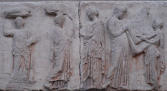 La remise du péplos, frise des Panathénées. British Museum.